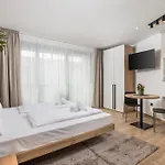 Belinda With Balcony & Private Parking