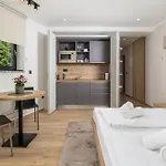 Belinda With Balcony & Private Parking
