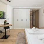Belinda With Balcony & Private Parking Apartment *