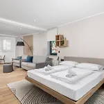 Belinda With Balcony & Private Parking Apartment
