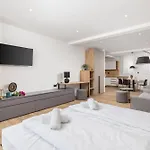 Belinda With Balcony & Private Parking Apartment *