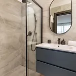 Belinda With Balcony & Private Parking Apartment *