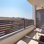 Belinda With Balcony & Private Parking Apartment