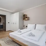 Belinda With Balcony & Private Parking Apartment *