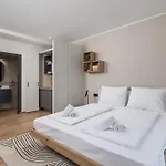 Belinda With Balcony & Private Parking Apartment