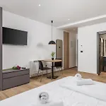 Belinda With Balcony & Private Parking Apartment *