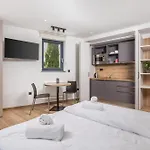 Belinda With Balcony & Private Parking Apartment