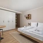 Belinda With Balcony & Private Parking