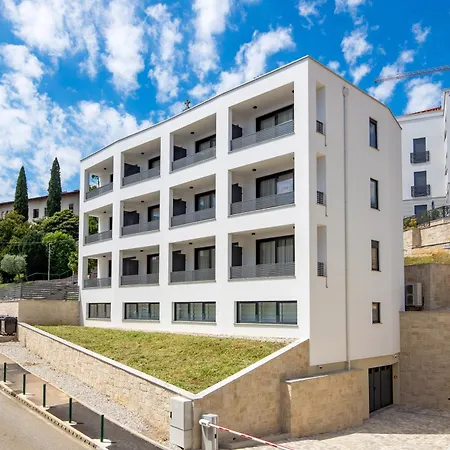Belinda With Balcony & Private Parking Apartament *