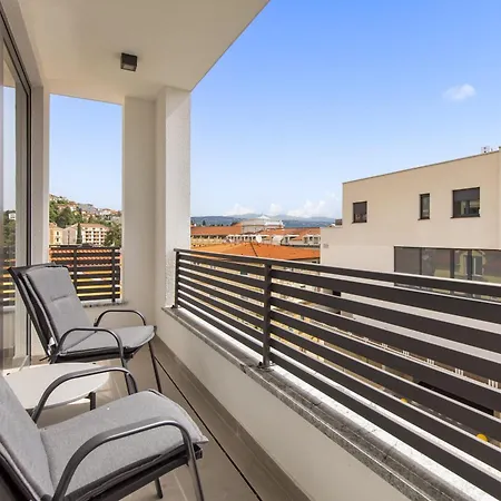 Belinda With Balcony & Private Parking Apartament *