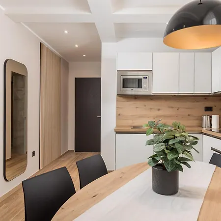 Belinda With Balcony & Private Parking Apartament *
