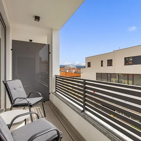 Belinda With Balcony & Private Parking Apartament *