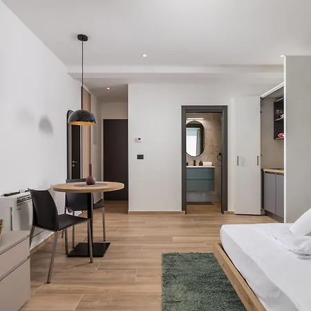 Belinda With Balcony & Private Parking Apartament