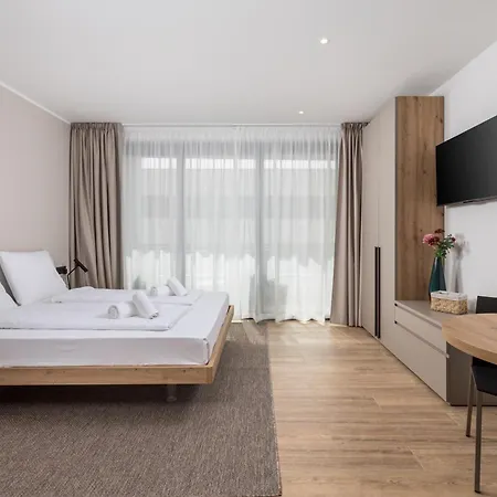 Belinda With Balcony & Private Parking Apartament