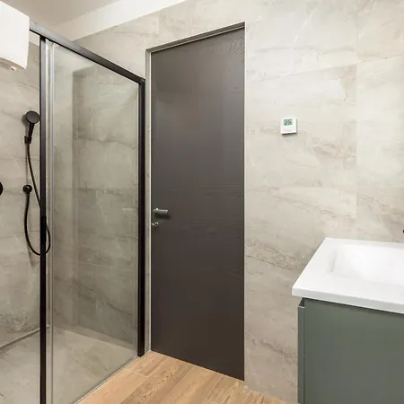 Apartment Belinda With Balcony & Private Parking *