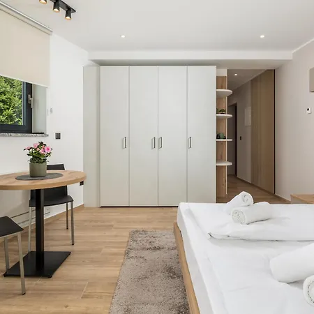Belinda With Balcony & Private Parking Apartment *