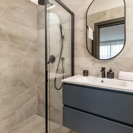 Belinda With Balcony & Private Parking Apartment *