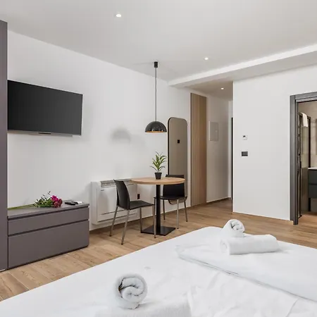 Belinda With Balcony & Private Parking Apartament *