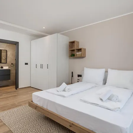 Apartment Belinda With Balcony & Private Parking *