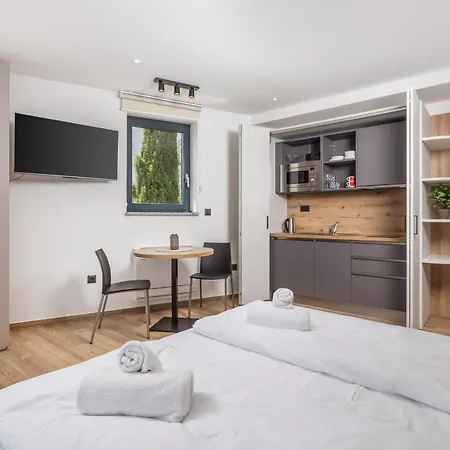 Belinda With Balcony & Private Parking Apartament