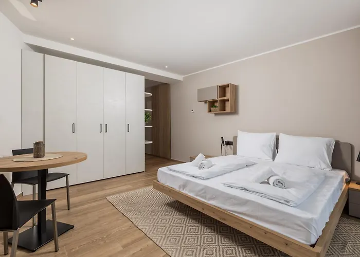Belinda With Balcony & Private Parking