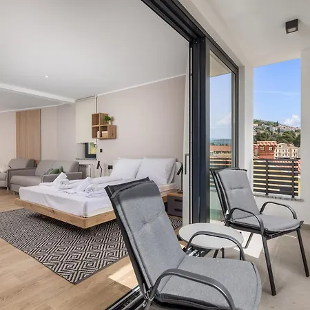 Belinda With Balcony & Private Parking *