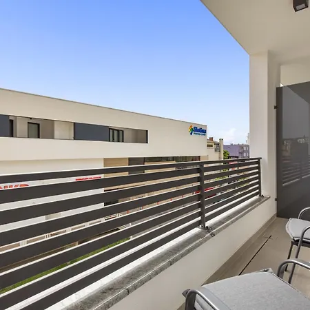Belinda With Balcony & Private Parking Apartment