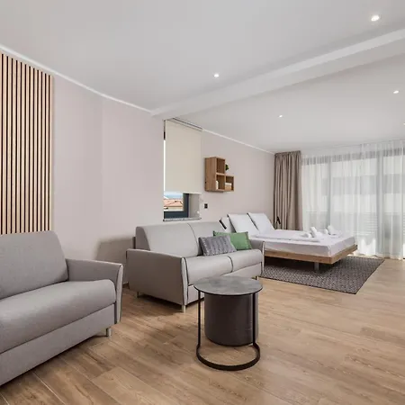 Belinda With Balcony & Private Parking *