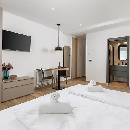 Belinda With Balcony & Private Parking Apartment