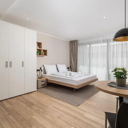 Belinda With Balcony & Private Parking Apartment *