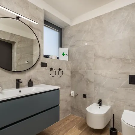 Apartment Belinda With Balcony & Private Parking *