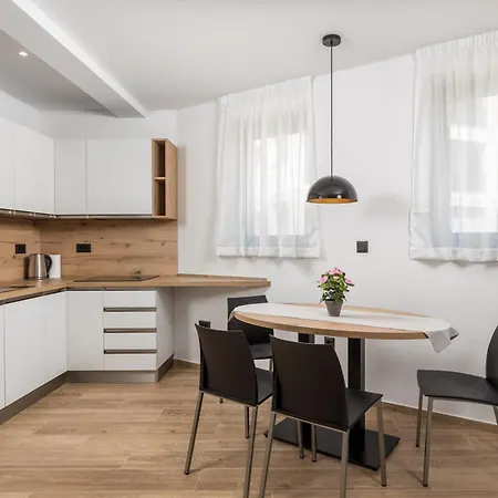 Belinda With Balcony & Private Parking Apartment Opatija