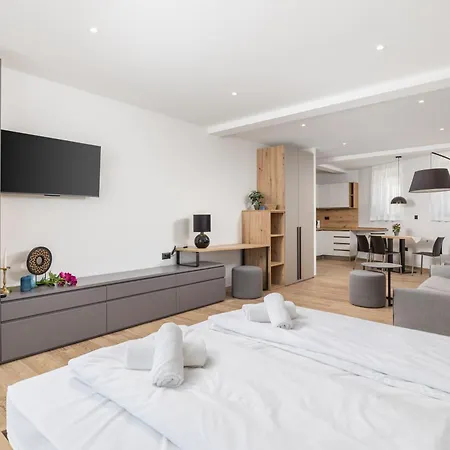 Belinda With Balcony & Private Parking Apartment *