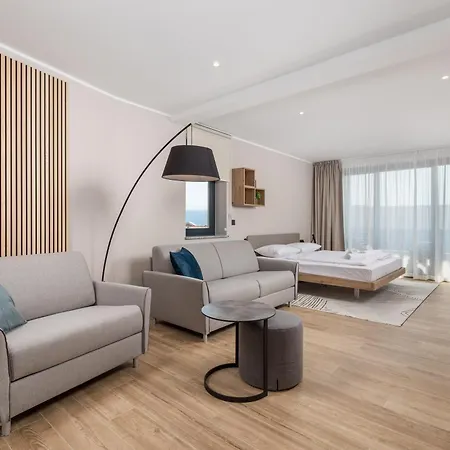 Belinda With Balcony & Private Parking Apartment