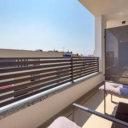Belinda With Balcony & Private Parking Apartment