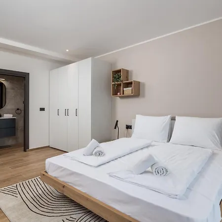 Belinda With Balcony & Private Parking Apartment *