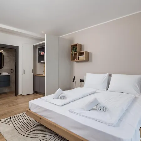 Belinda With Balcony & Private Parking Apartment
