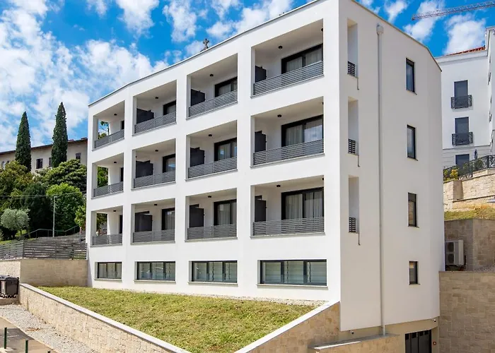Belinda With Balcony & Private Parking Daire *