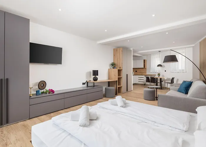 Belinda With Balcony & Private Parking Daire *