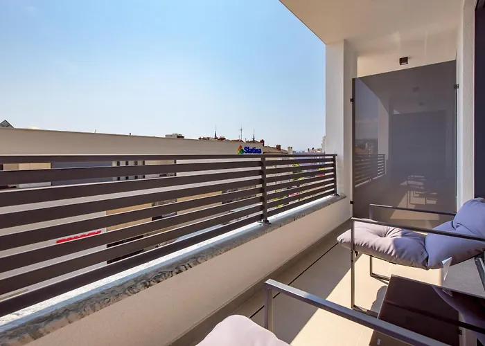 Belinda With Balcony & Private Parking Daire