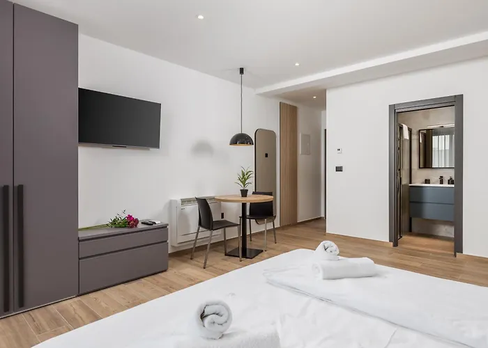 Belinda With Balcony & Private Parking Daire *