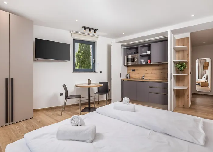 Belinda With Balcony & Private Parking Daire
