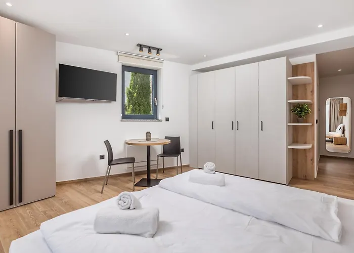 Daire Belinda With Balcony & Private Parking